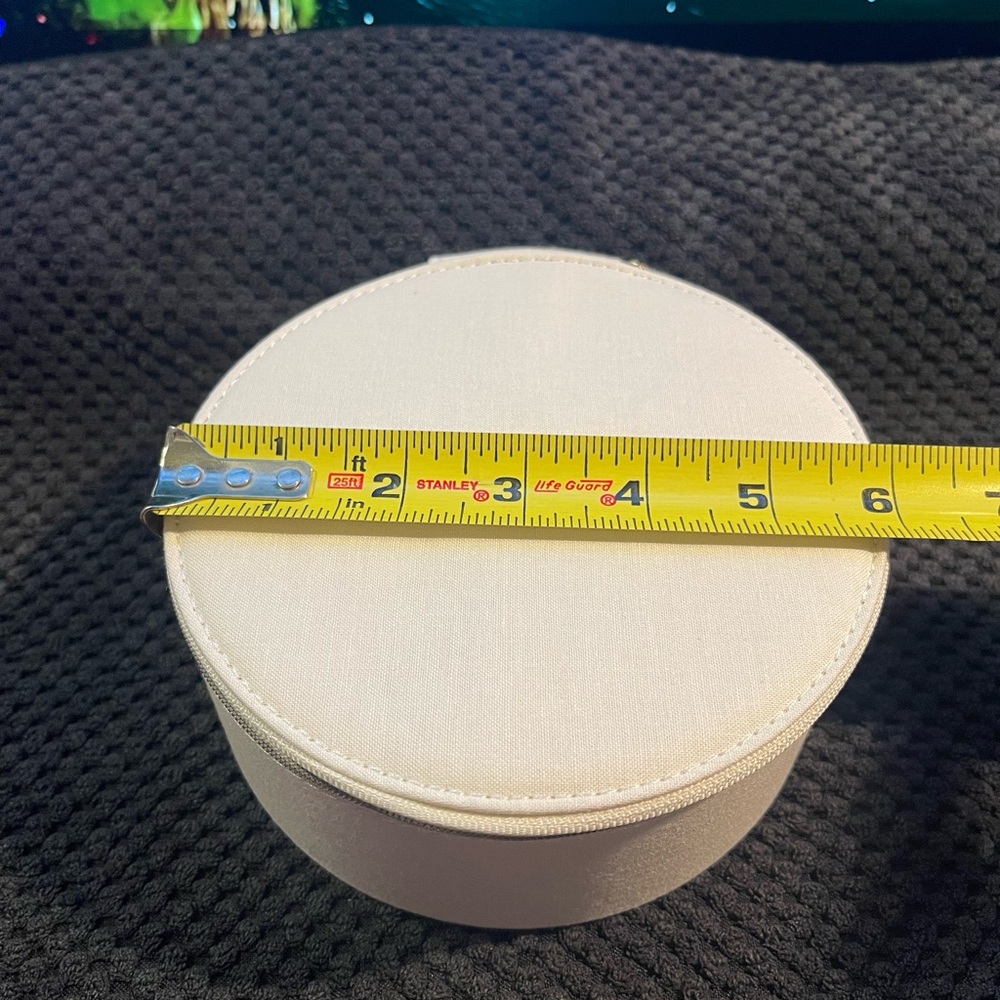 Dior Cream Round Box with Gold Logo - Picture 6 of 9